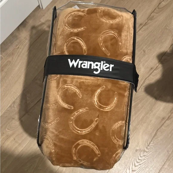 Wrangler Tan King Comforter Set with Horseshoe Emboss - NWT - Picture 2 of 3
